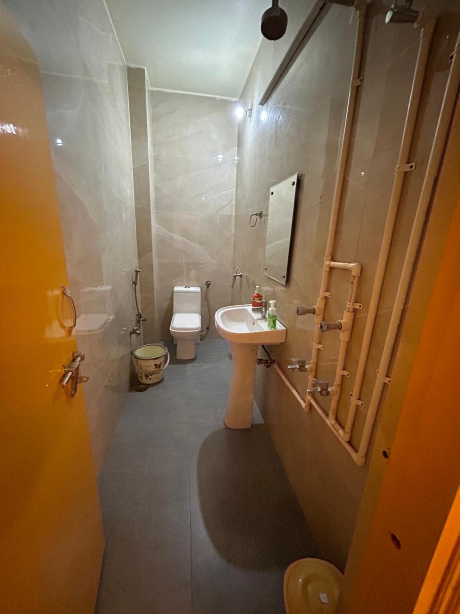 The Yellow House - Couple'S Getaway In Gomti Nagar- 1 Bhk Lucknow Eksteriør bilde
