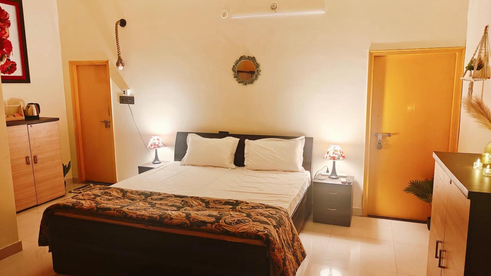 The Yellow House - Couple'S Getaway In Gomti Nagar- 1 Bhk Lucknow Eksteriør bilde