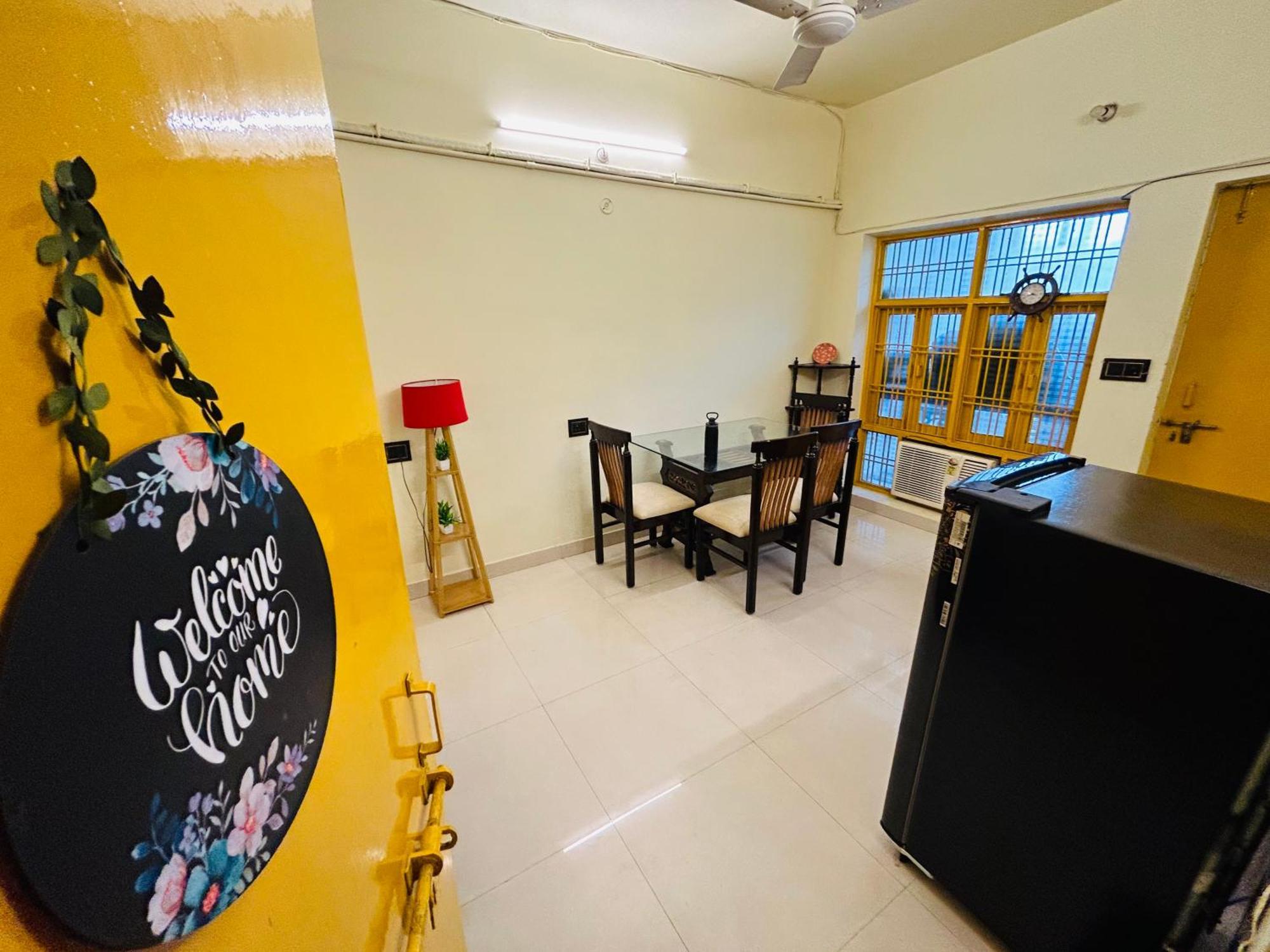 The Yellow House - Couple'S Getaway In Gomti Nagar- 1 Bhk Lucknow Eksteriør bilde