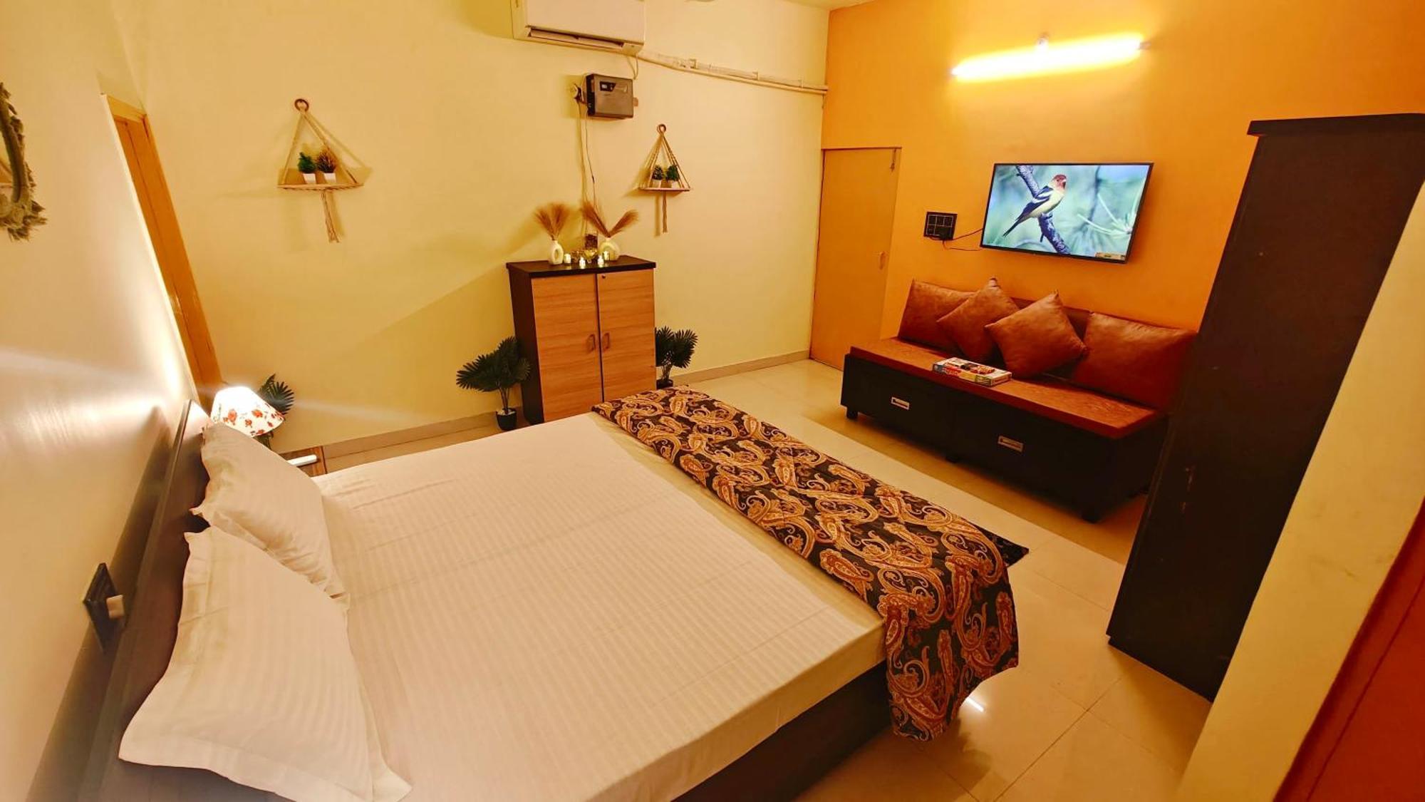 The Yellow House - Couple'S Getaway In Gomti Nagar- 1 Bhk Lucknow Eksteriør bilde